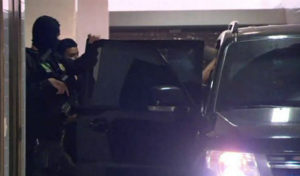 Preso no seu apartamento no Leblon, Cabral entra em carro da Polícia Federal - Reprodução/TV Globo