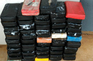 Tabletes de cocaína apreendidos em BMW pela PRF (Foto: PRF/ Divulgação)