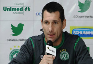 Ícone de ascensão da Chapecoense, goleiro Nivaldo fala em reerguer clube