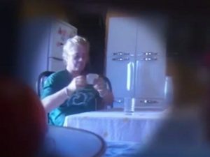 Trecho do vídeo em que Ilda aparece entregando dinheiro a eleitor (Foto: reprodução)