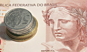 Governo estuda destinar parte da repatriação para Estados pagarem o 13º de servidores