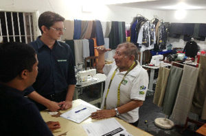 José Aguilar Monteiro tem uma pequena alfaiataria foi o primeiro a receber a visita do grupo