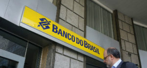 A alternativa para o dia em que não houver atendimento é utilizar os caixas eletrônicos, internet banking, banco por telefone e correspondentes bancários