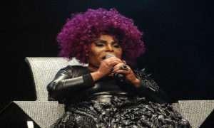 A cantora Elza Soares no show de abertura da turnê de seu disco de inéditas, "A Mulher do Fim do Mundo"