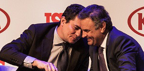 Moro confraternizando com o grão-tucano Aécio Neves