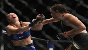 Amanda Nunes levou bônus de Performance da Noite com nocaute sobre Ronda - Foto: Getty Images