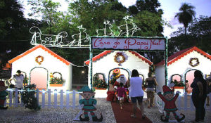 Papai Noel recepciona famílias em Jardim do Natal (Foto: Marcos Boaventura)