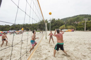 Família de uruguaios (d) faz integração com jovens de Campinas (SP) em uma partida de vôlei - Marco Santiago/ND