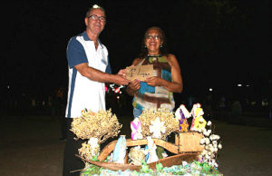 Artesão Maria José recebeu premiação por ser o presépio que mais agradou o público do Jardim de Natal (Foto: Marcos Boaventura)