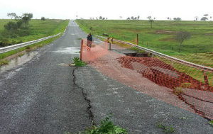 Prefeitura interditou pista na sexta, mas tráfego continua no local. (Foto: Defesa Civil de Paranhos/Divulgação)