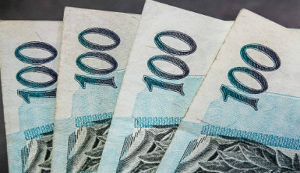  O presidente Michel Temer assinou decreto nesta quinta-feira (29) que reajusta de R$ 880 para R$ 937 o salário mínimo