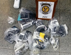 Até tablet foi encontrado com os presos durante operação pente-fino - Foto: Divulgação/Agepen
