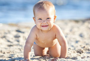 Pediatra diz que bebês não devem ir à praia antes do 1º ano de vida (Foto: Fotolia)