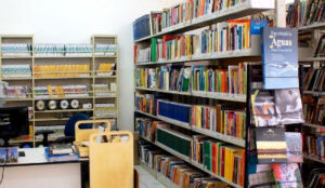 a biblioteca dispõe de computador e mobiliário para leitura