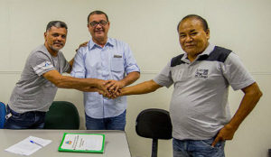 Luiz Mario Cambará, presidente da Liesco, Zezinho Martinez, e presidente da Liblocc, Catarino Oliveira, assinaram Termo de Cooperação