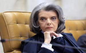 Presidente do STF vai analisar possibilidade a partir de segunda-feira Leia mais sobre esse assunto em http://oglobo.globo.com/brasil/carmen-lucia-pode-homologar-delacoes-no-recesso-20809008#ixzz4WWPvDUIq © 1996 - 2017. Todos direitos reservados a Infoglobo Comunicação e Participações S.A. Este material não pode ser publicado, transmitido por broadcast, reescrito ou redistribuído sem autorização.
