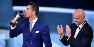 Cristiano Ronaldo beija troféu de melhor jogador do mundo de 2016