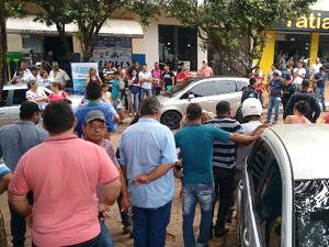 Indígena contido pela PM após danificar viatura e agredir policial (Foto: Caarapó News)