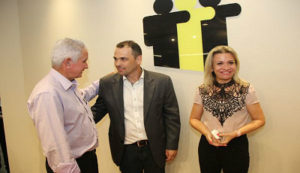 Na foto, o presidente Juvenal Neto conversa com colegas