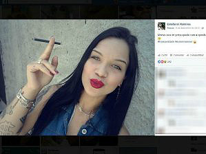 Jovem está detida em delegacia de Curitiba. (Foto: Reprodução/ Facebook)
