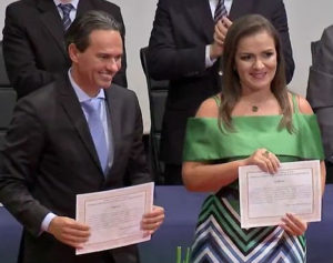 Prefeito Marquinhos Trad e vice-prefeita Adriane Lopes durante diplomação