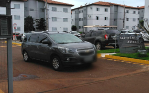 Policial saiu de casa preso, em carro policial (Foto:Osvaldo Nóbrega/ TV Morena)