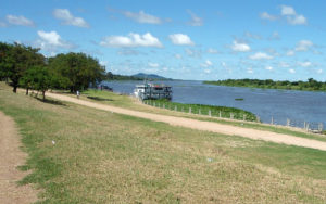 Rio Paraguai, a jusante de Porto Murtinho. Vista a partir do dique