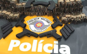 Armas, munições e carregadores foram apreendidos - Foto: Bruna Bachega/TV Fronteira