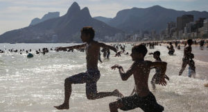 Tarde de forte calor na praia de Ipanema, com sensação térmica acima dos 40°C