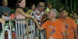 Governador e prefeito conversaram com foliões na avenida General Rondon (Foto: Gisele Ribeiro)