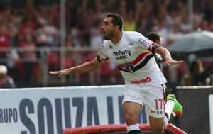 Gilberto comemora o seu primeiro gol marcado na partida entre São Paulo e Ponte Preta