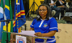 Secretária Maria Eulina dá as boas vindas aos professores (Foto: Rene Carneiro)