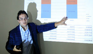 Secretário Pedrossian Neto exibe planilhas