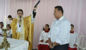 Ruiter assina decreto que declara Igreja de Nossa Senhora da Candelária como Patrimônio Histórico e Cultural (Foto: Giseli)