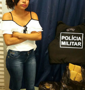 Alice foi presa ao ser flagrada com 33 tabletes de maconha - Foto: Divulgação PM