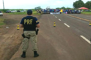 Professores e sem-terra bloqueiam rodovia em Mato Grosso do Sul (Foto: PRF/ Divulgação)