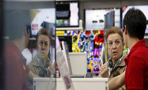 Lojas e redes de estabelecimento prometem realizar promoções nesta quarta-feira (15); consumidor deve ter atenção antes de fechar negócio