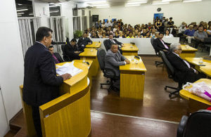 Prefeito Ruiter e a secretária Beatriz Cavassa, assinaram o decreto na Câmara Municipal