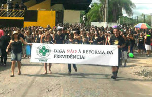 Manifestação em Corumbá contra reforma da Previdência (Foto: Laura Toledo/ TV Morena)