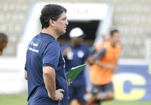 Técnico Douglas Ricardo prega junto aos jogadores empenho e foco. Foto: Anderson Gallo/Diário Corumbaense