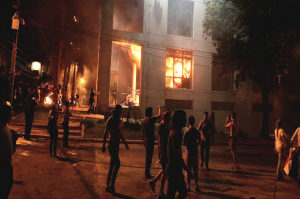 Manifestantes põem fogo no prédio do Congresso do Paraguai nesta sexta-feira (31) (Foto: REUTERS/Jorge Adorno)