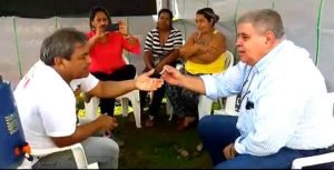 Marun foi visitar professores acampados no aeroporto - Foto: Arquivo