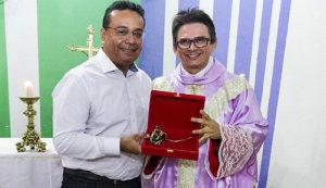 Prefeito Ruiter Cunha de Oliveira recebe Rosa de Ouro por tombamento da Catedral (Foto: Clóvis Neto)