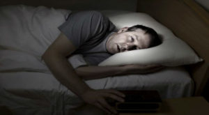 Está com dificuldades em dormir? Estes truques podem parecer estranhos, mas ajudam