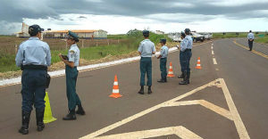 Crianças e policiais rodoviários realizam blitz educativa em rodovia estadual