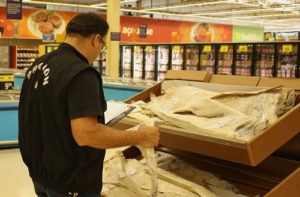 Fiscal durante pesquisa em um dos supermercados