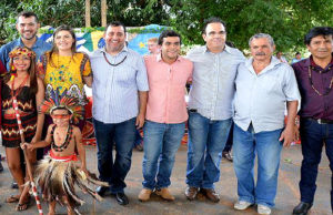 O prefeito e autoridades participaram das comemorações do dia do Índio. Foto: Divulgação
