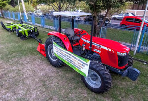 A patrulha é composta por um trator agrícola com potência de 85 cavalos