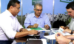 Prefeito Ruiter Cunha de Oliveira define investimentos para Corumbá, no gabinete itinerante do governador. (Foto: Divulgação)