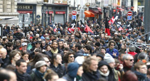 Manifestantes na tradicional marcha de 1º de maio, em Paris. Foto: Geoffroy Van Der Hasselt/AFP